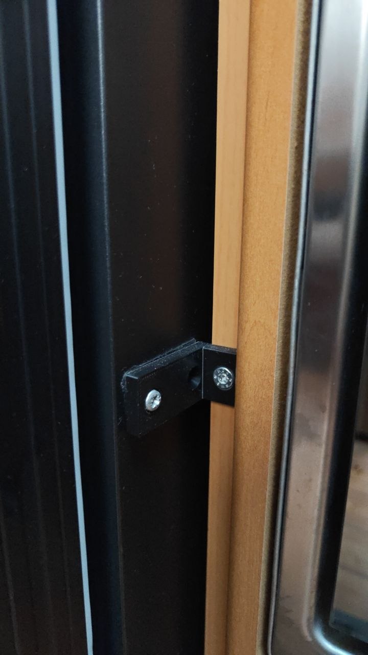 Passgenauer 3D-gedruckter Befestigungswinkel am eingebauten Kompressork&uuml;hlschrank