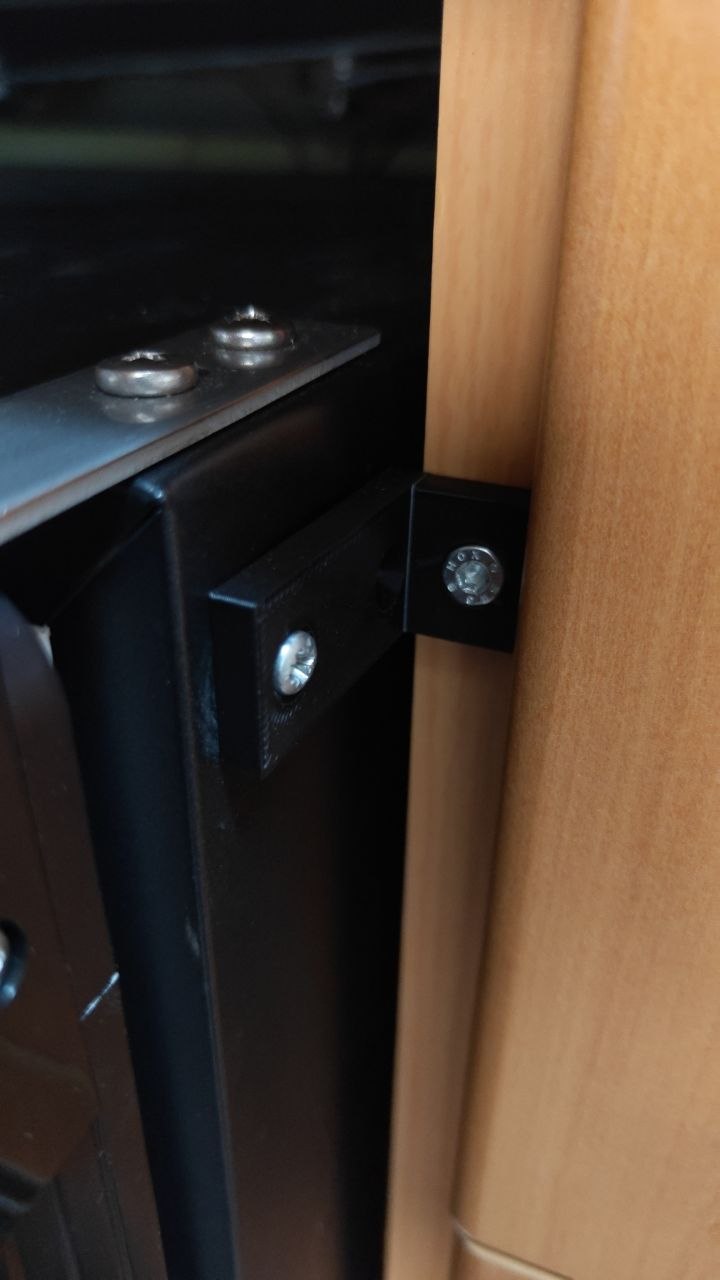 Zweiter 3D-gedruckter Befestigungswinkel zwischen K&uuml;hlschrank und M&ouml;belbau