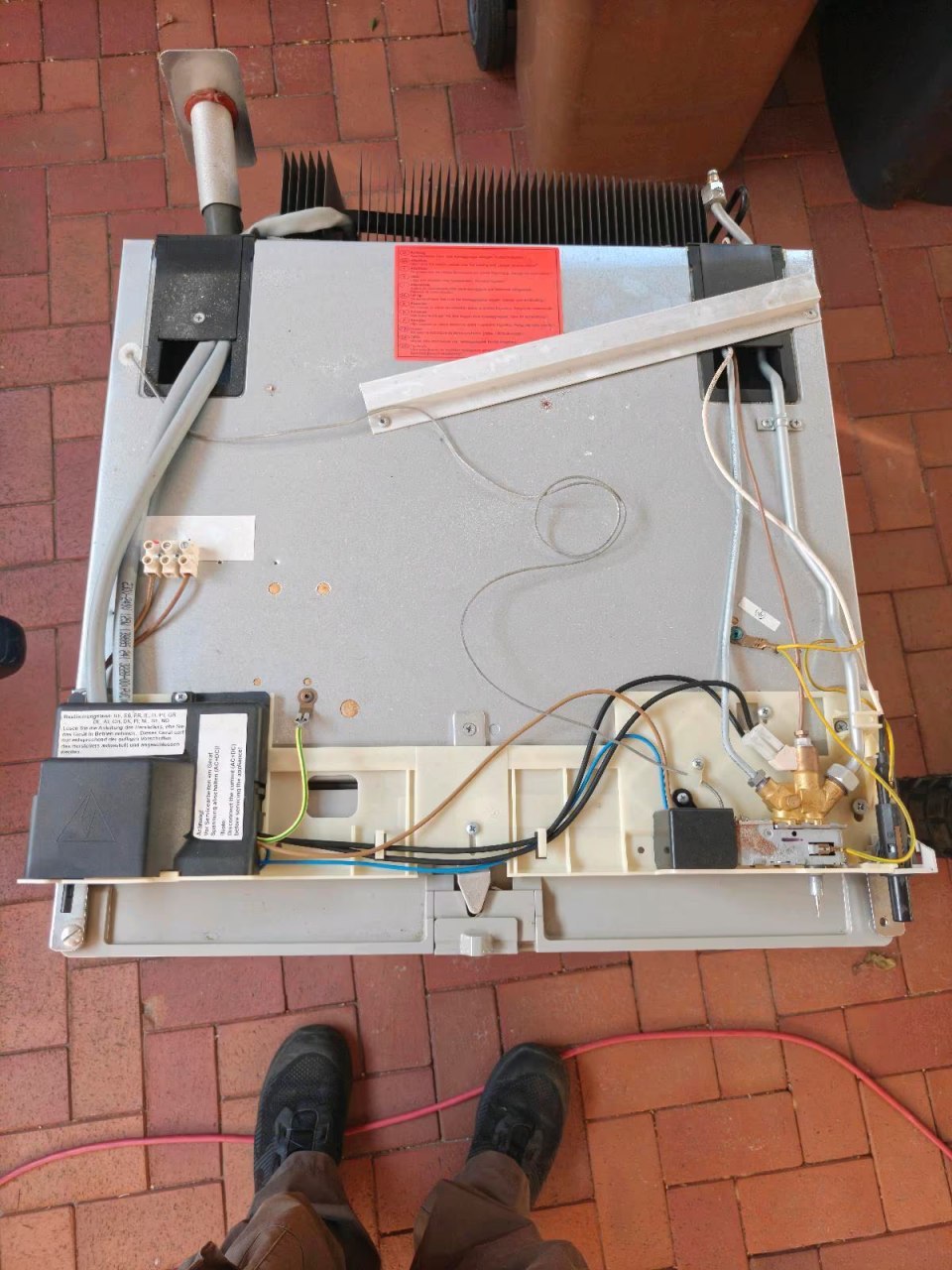 R&uuml;ckseite des ausgebauten Dometic Absorberk&uuml;hlschranks mit K&uuml;hlaggregat und Anschl&uuml;ssen