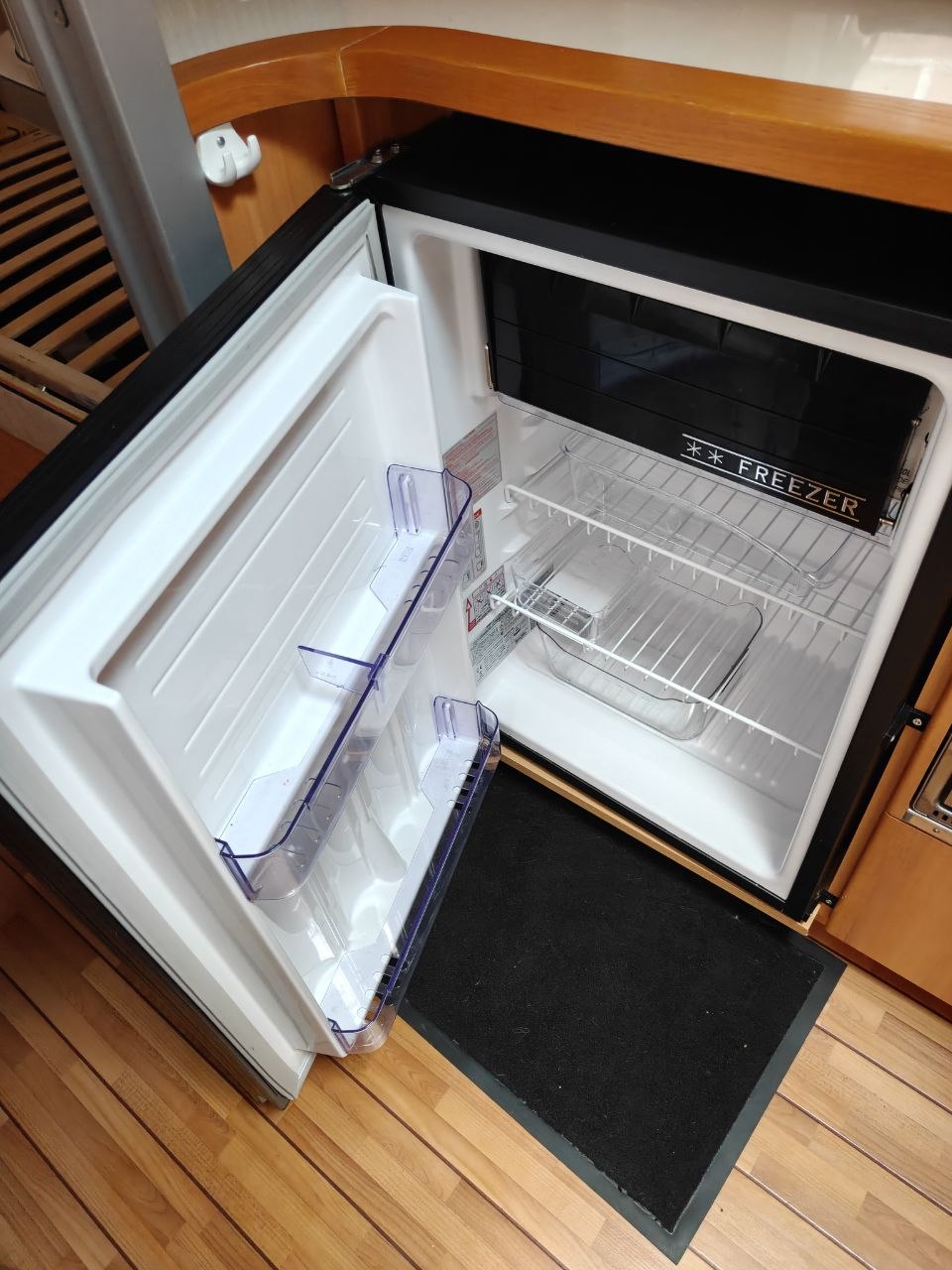 Fertig eingebauter Engel Kompressork&uuml;hlschrank im vorhandenen M&ouml;belbau eines Wohnmobils
