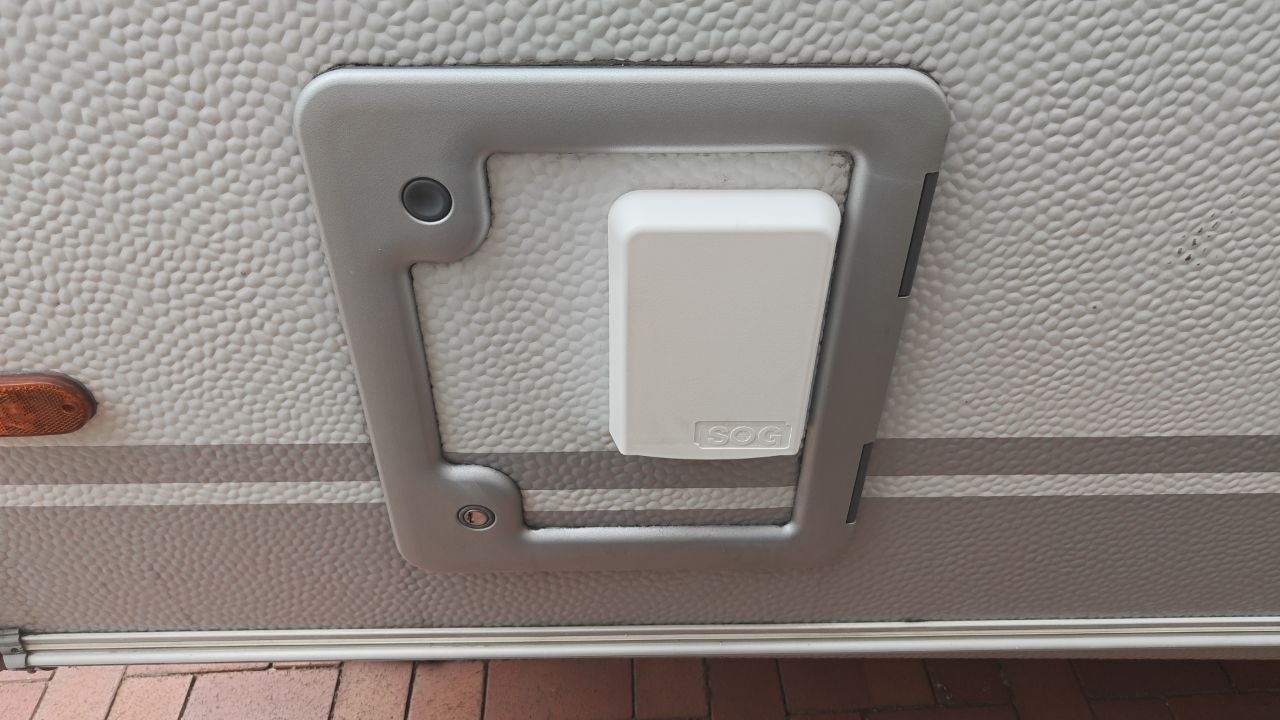 Montierte SOG-Au&szlig;enabdeckung an der Toilettenklappe