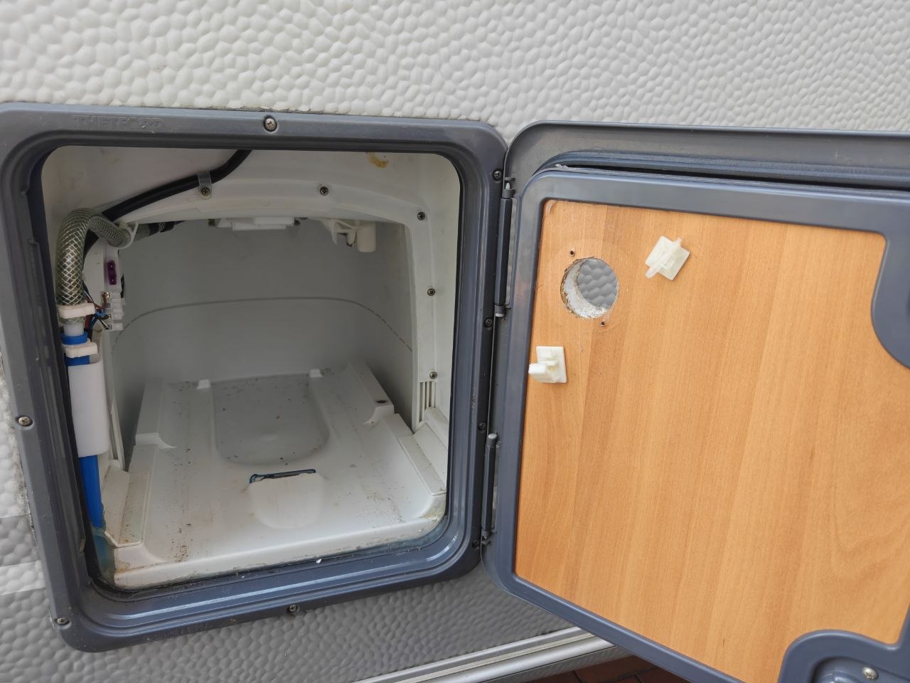 Leerer Toilettenschacht vor dem Einbau des SOG-Systems