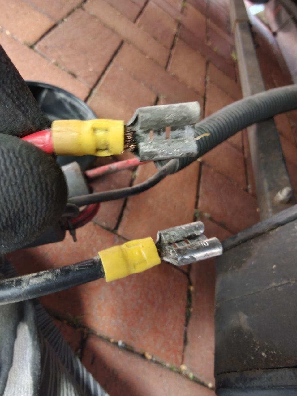 Korrodierte Steckverbindungen am Motor eines Enduro-Wohnwagen-Movers