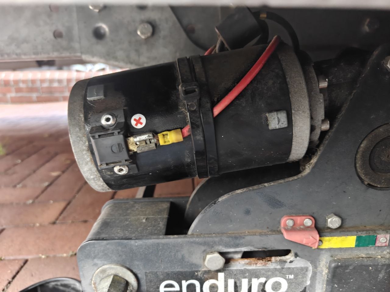 Enduro-Movermotor mit gereinigtem elektrischem Anschluss vor der Montage der Schutzkappe