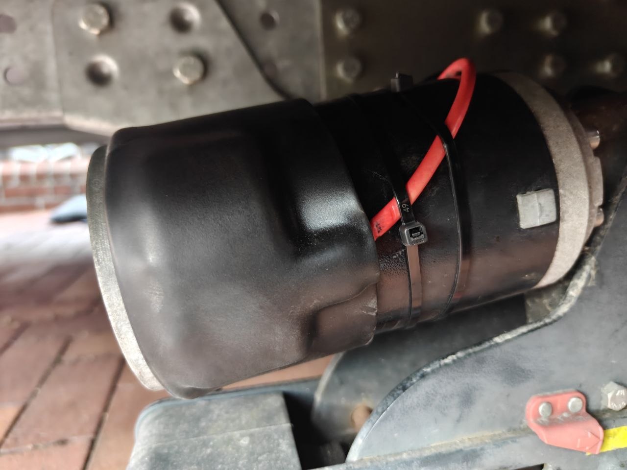 Neu montierter Gummischutz am Motoranschluss eines Enduro-Movers